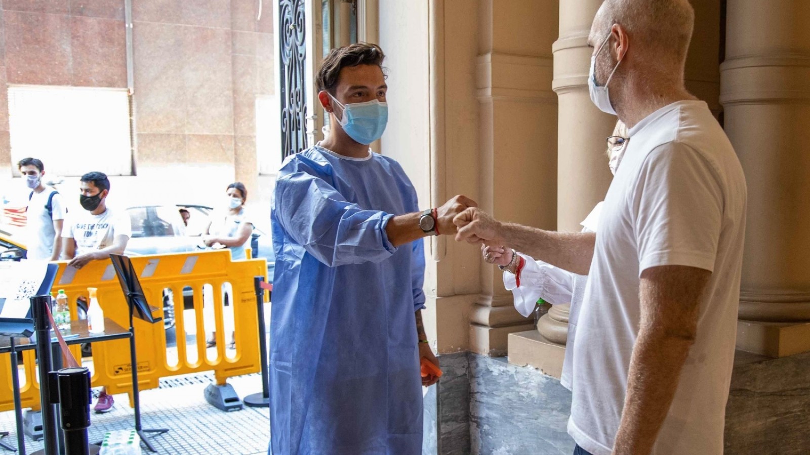 Rodríguez Larreta recorrió el vacunatorio del Centro Cultural Recoleta y el centro de testeo del Teatro Colón